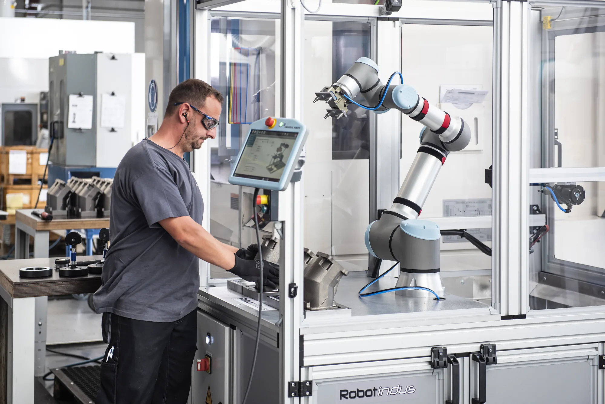 Opérateur et cobot Universal Robots dans une cellule RobotIndus chez BWIndustrie