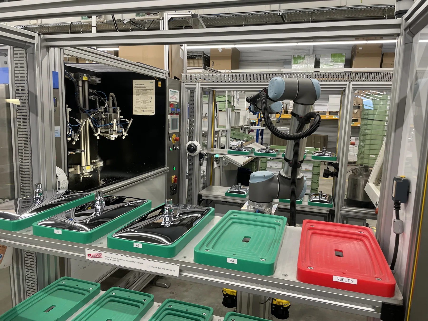 Cellule cobotisée RobotIndus chez Hansgrohe : cobot Universal Robots et postes de chargement