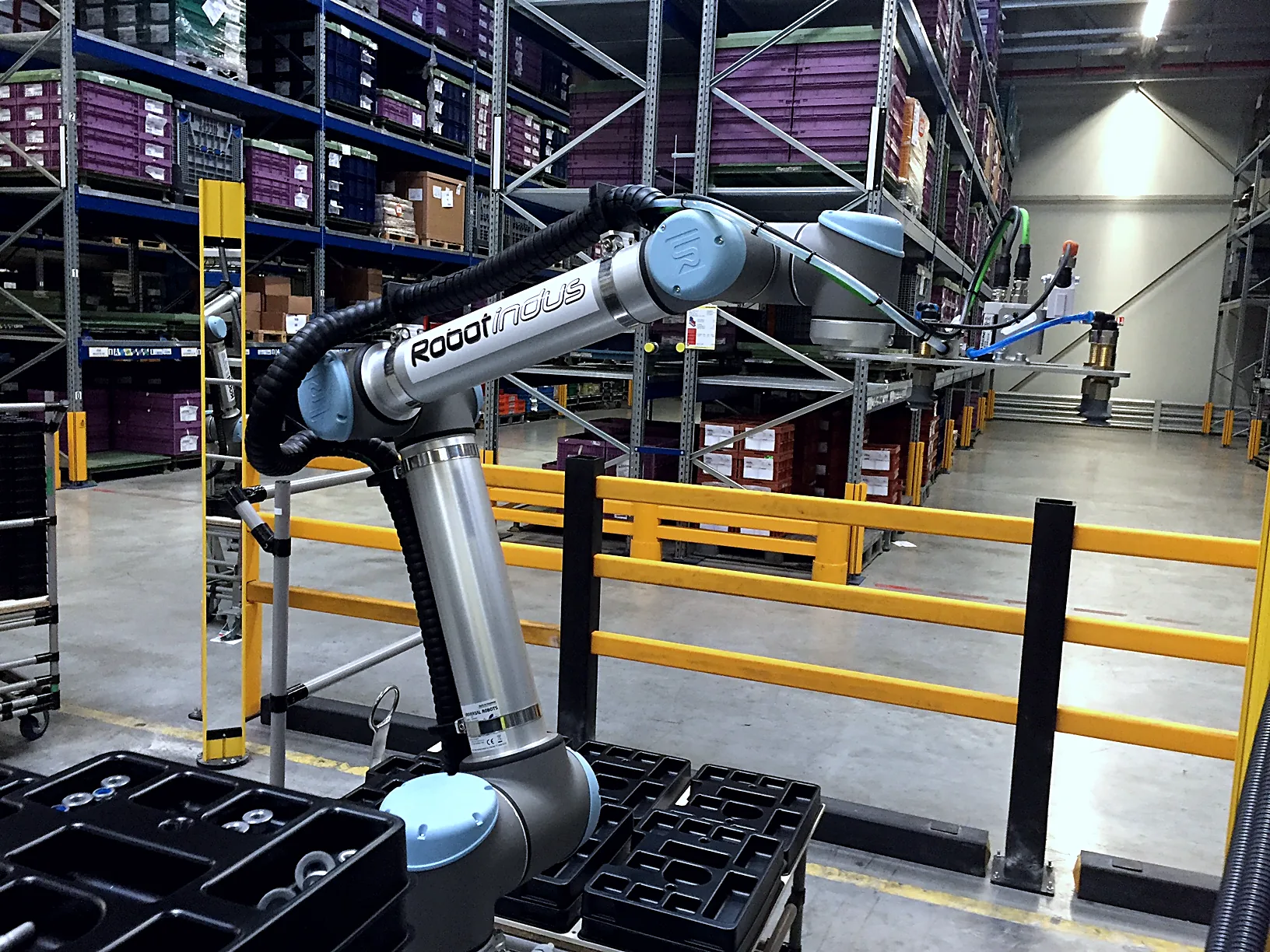 Cobot RobotIndus de préparation de kits en entrepôt