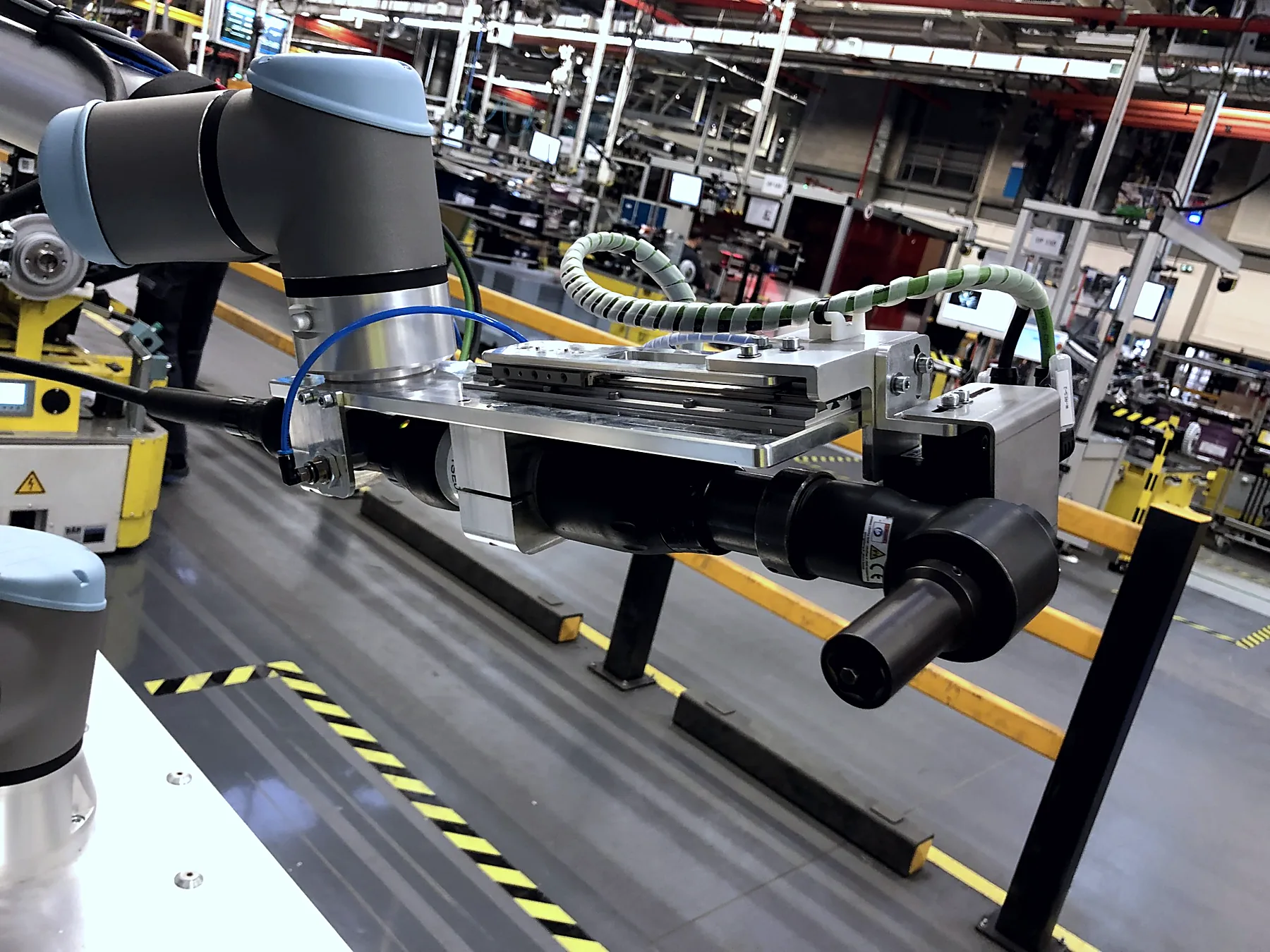 Cobot de vissage automatisé sur ligne approvisionnée par AGV