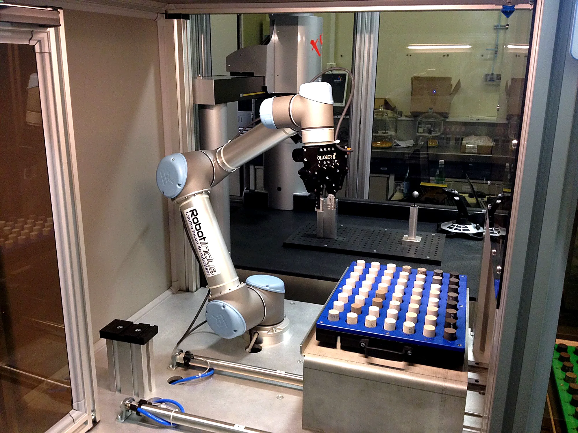 Cobot RobotIndus chargeant des échantillons dans une machine de mesure 3D