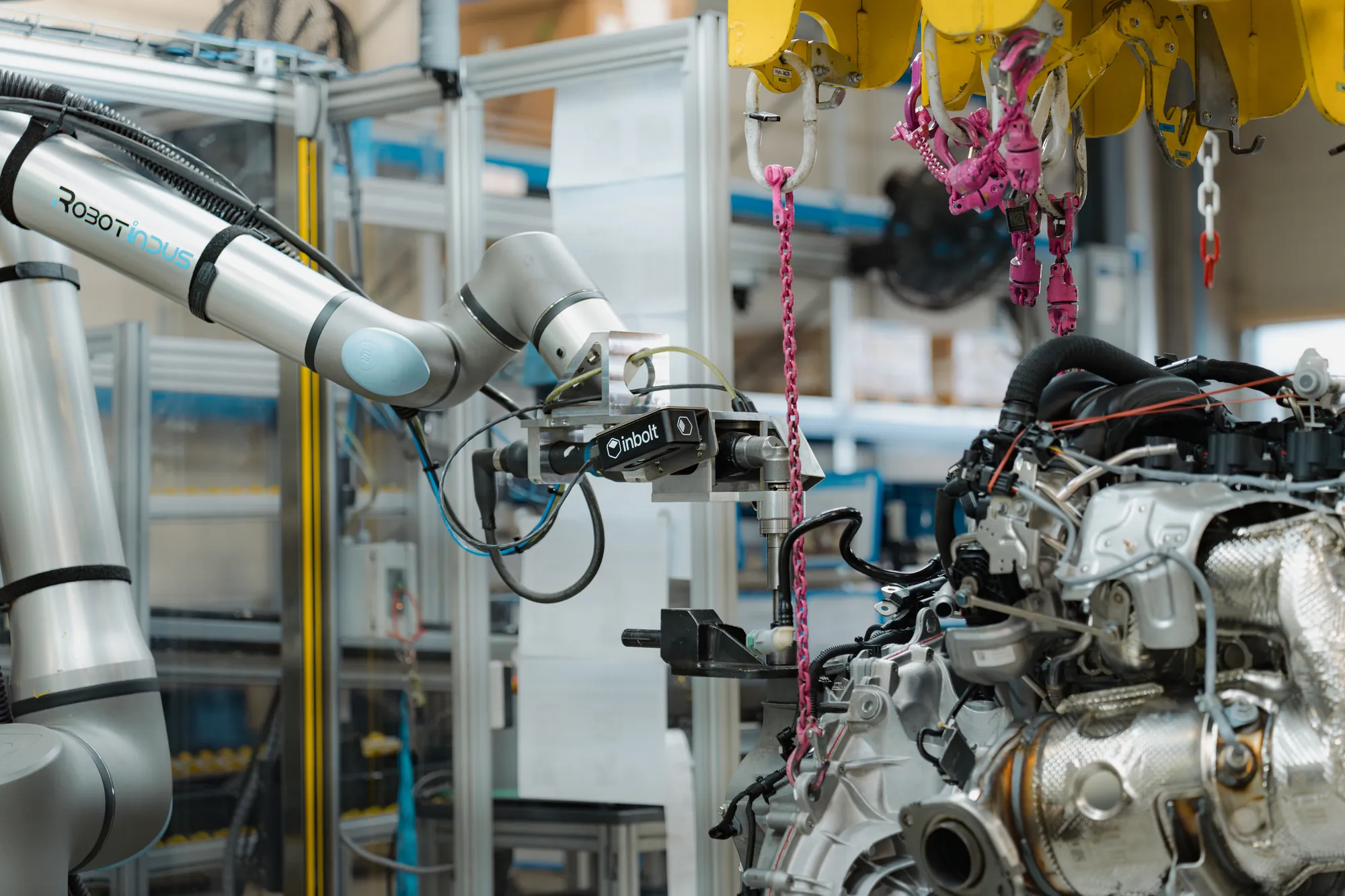 Cobot RobotIndus en vissage sur ligne d'assemblage moteur