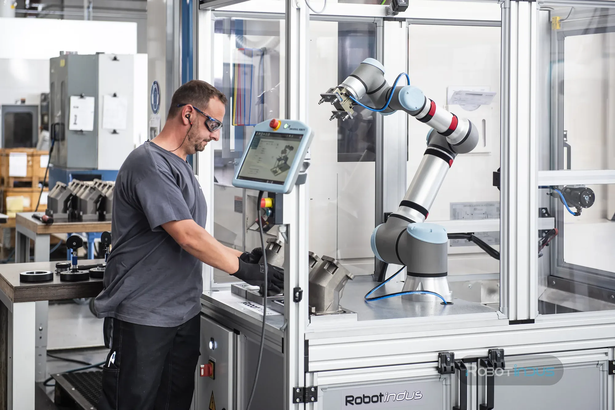 Opérateur et cobot Universal Robots dans une cellule RobotIndus chez BWIndustrie