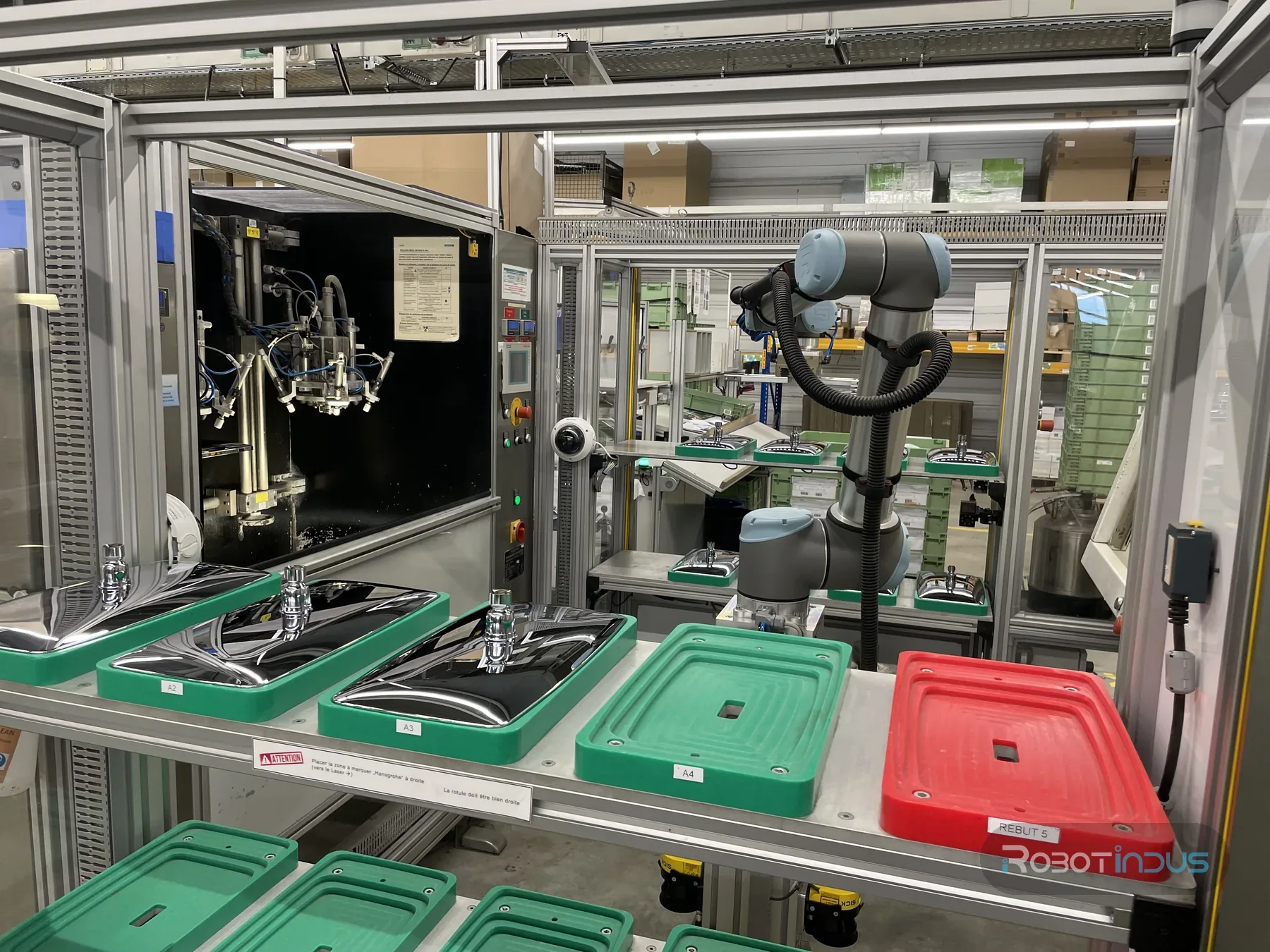 Cellule cobotisée RobotIndus chez Hansgrohe : cobot Universal Robots et postes de chargement