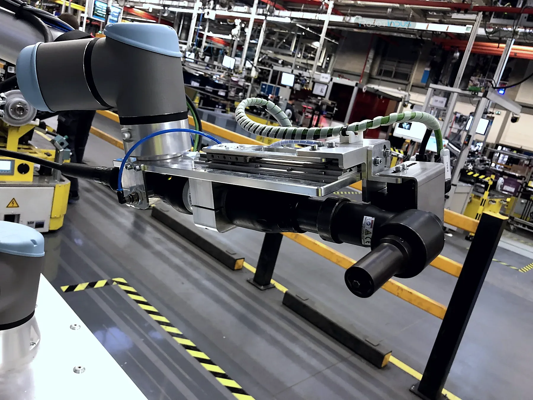 Cobot de vissage automatisé sur ligne approvisionnée par AGV