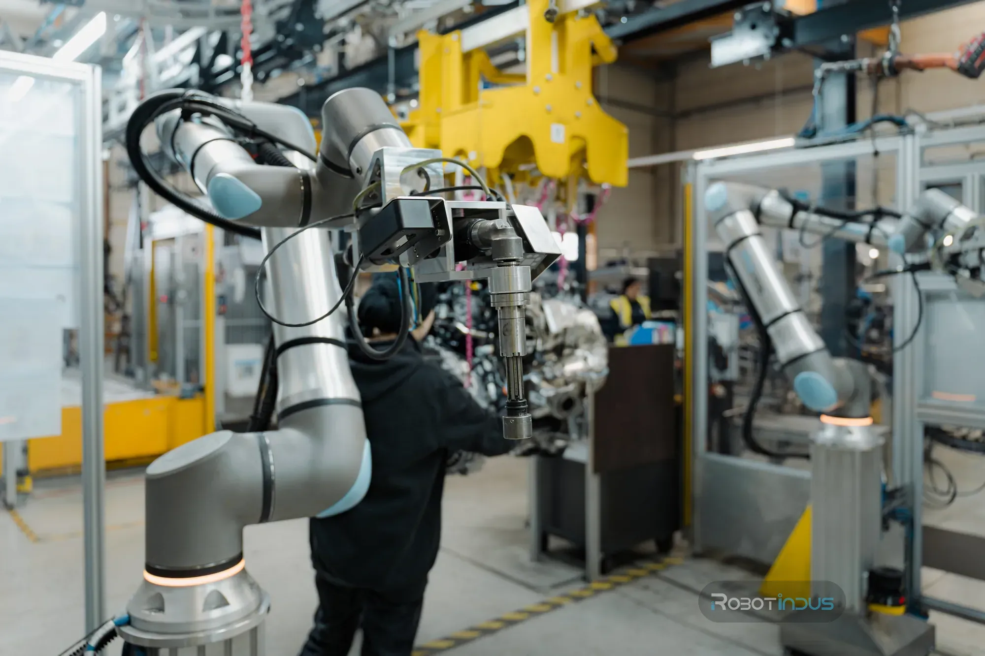 Opérateur travaillant aux côtés d'un cobot Universal Robots