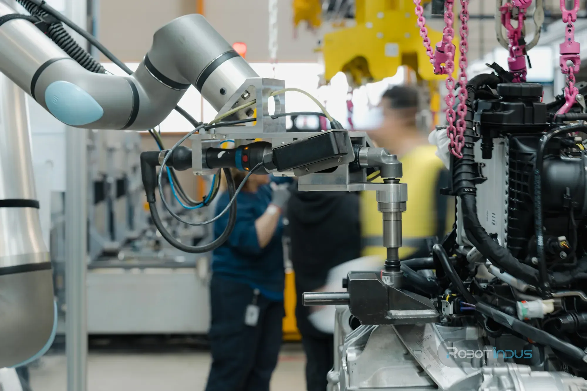 Cobot vissant les supports moteur aux côtés des opérateurs